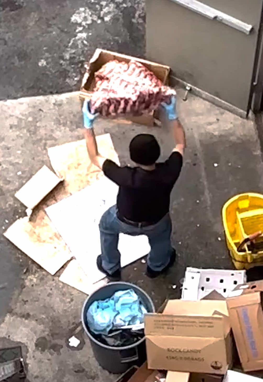 Un restaurante vietnamita en Milpitas, llamado PhoLove, fue cerrado temporalmente después de que se viralizara un video donde un empleado arrojaba trozos de carne cruda al suelo detrás del local. Las imágenes muestran cómo la carne cae sobre cartones y hasta toca un balde de trapeador antes de ser recogida. Inspectores del Departamento de Salud del Condado de Santa Clara acudieron al lugar y confirmaron múltiples violaciones sanitarias, entre ellas una infestación de cucarachas. PhoLove fue clausurado hasta que corrija las infracciones. En su puerta, un cartel se disculpa con los clientes por “un problema con uno de nuestros empleados.”