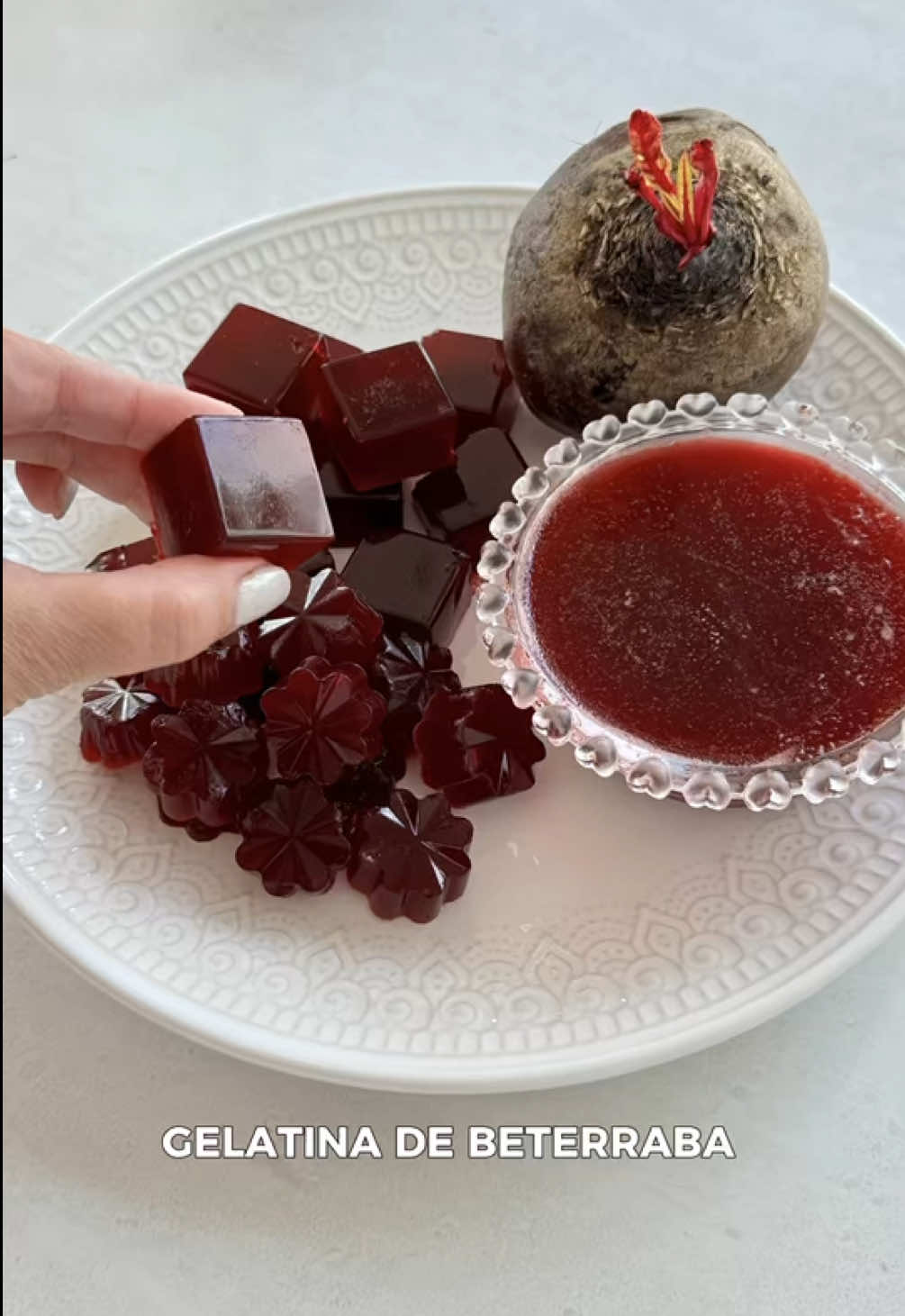 Você já comeu gelatina assim?  Gelatina de beterraba  Ingredientes: 24g de gelatina incolor e sem sabor  70ml de água para hidratar a gelatina  1 beterraba média  1/2 limão  250 ml de água  Adoce como quiser, eu adocei com mel.  #gelatina #beterraba #doce #receitas #gelatinadebeterraba 