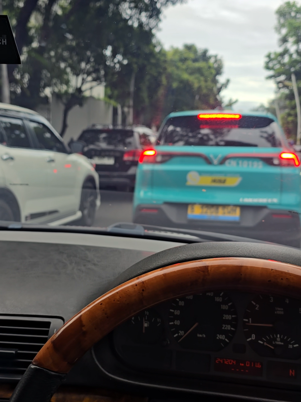 Temperatur aman walaupun macet2an di jakarta. setelah peremajaan cooling system no deg2an over heat lagi 😄 #motuba #bmwe46 #overheat #kalcer #e46life 