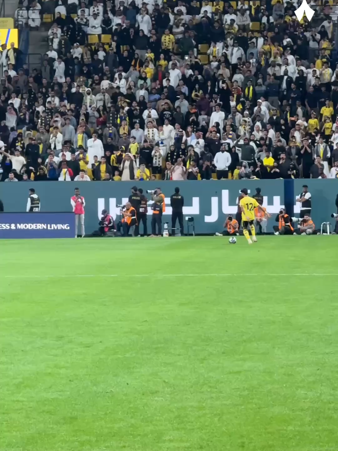 يبدو أن هدف الجولة قد حُسم! 🥶 «الأول بارك» يصدح بفرحة جماهير النصر  🤳🏼🏟️ #النصر_الخليج | #دوري_روشن_السعودي