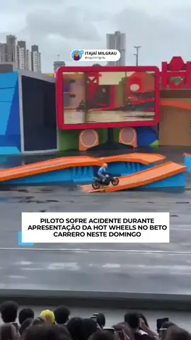 🚨 Piloto sofre acidente grave no Hot Wheels Epic Show, no Beto Carrero, na tarde deste domingo! 😰🔥 Ele foi rapidamente atendido pela equipe e levado às pressas ao hospital. O estado de saúde é considerado grave. 🙏 #️⃣ #BetoCarrero #HotWheelsEpicShow #Acidente #SantaCatarina     