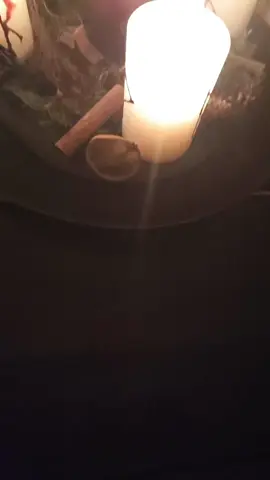 Die Zeit bis zur Wintersonnenwende beginnt. Wir entzünden unsere 4 Kerzen an unserem Yulkranz. Um die zunehmende Dunkelheit zu symbolisieren, löschen wir in den nächsten 4 Wochen immer wieder eine weitere Kerze. #yul #glauben #nordischemythologie #heidentum #fyp 