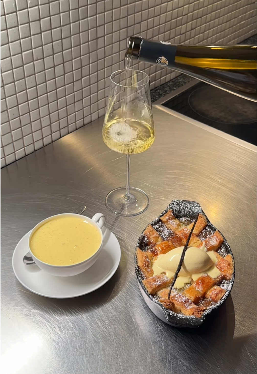 I know you don’t come for the recipe, you come for something else. #apple #pie #vanilla Recipe link in bio.