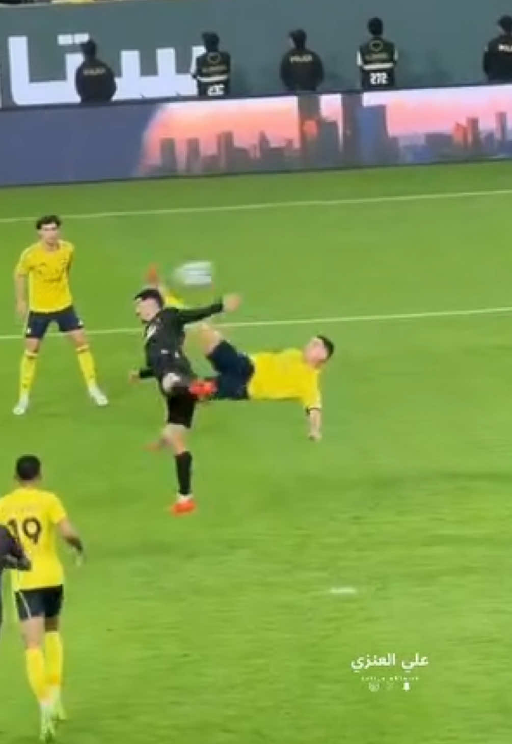 𝐈𝐌𝐀𝐆𝐈𝐍𝐄 𝐒𝐂𝐎𝐑𝐈𝐍𝐆 𝐁𝐈𝐂𝐘𝐂𝐋𝐄 𝐊𝐈𝐂𝐊𝐒 𝐀𝐓 𝟒𝟎 𝐘𝐄𝐀𝐑𝐒 𝐎𝐋𝐃 🤯🤯🤯  🎥 IG/ali_alabdallh1