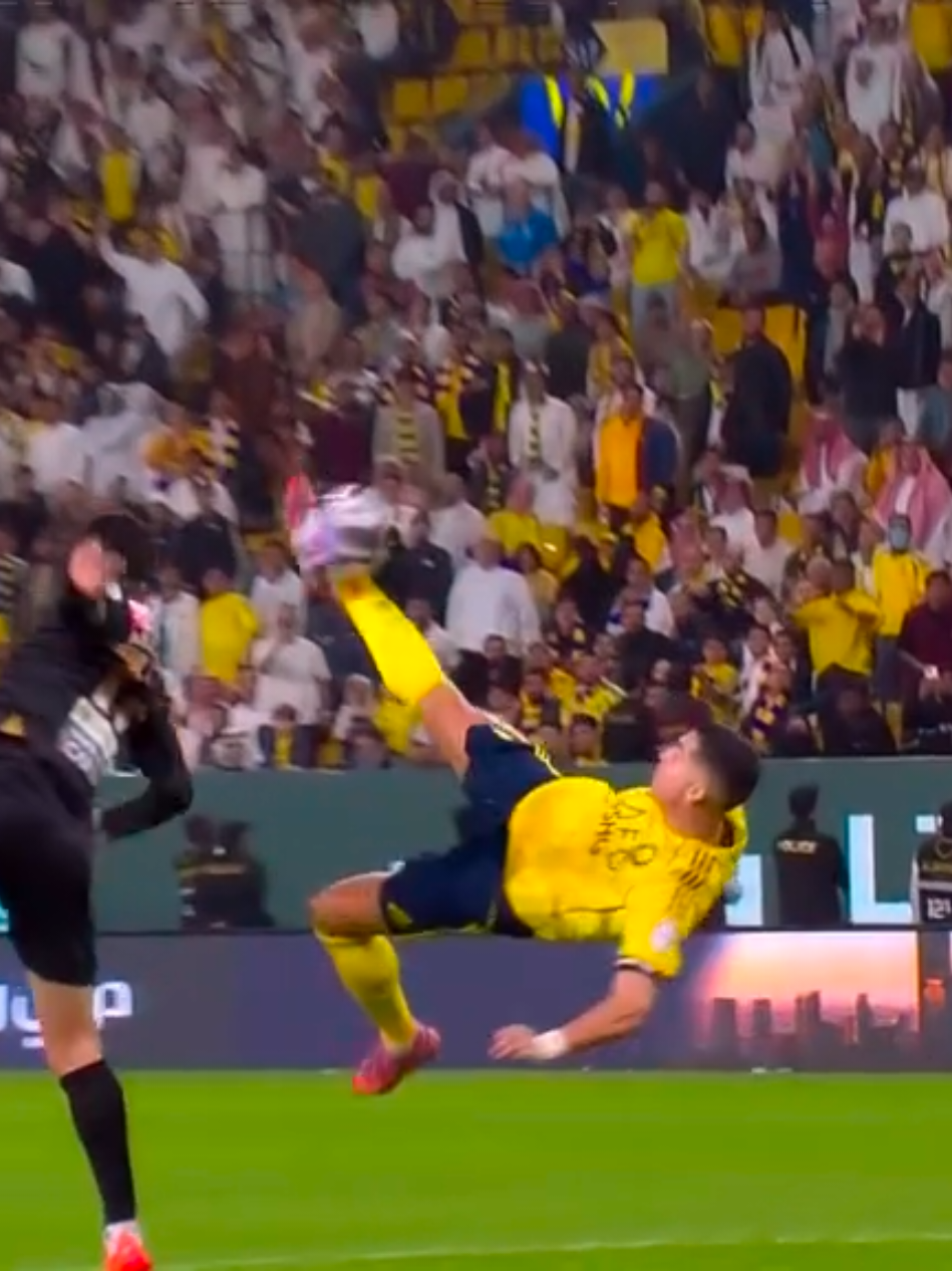 النجم كريستيانو رونالدو يباغت الجميع في الدقائق الأخيرة ويسجل هدفًا بمقصية رائعة. #النصر (4-1) #الخليج