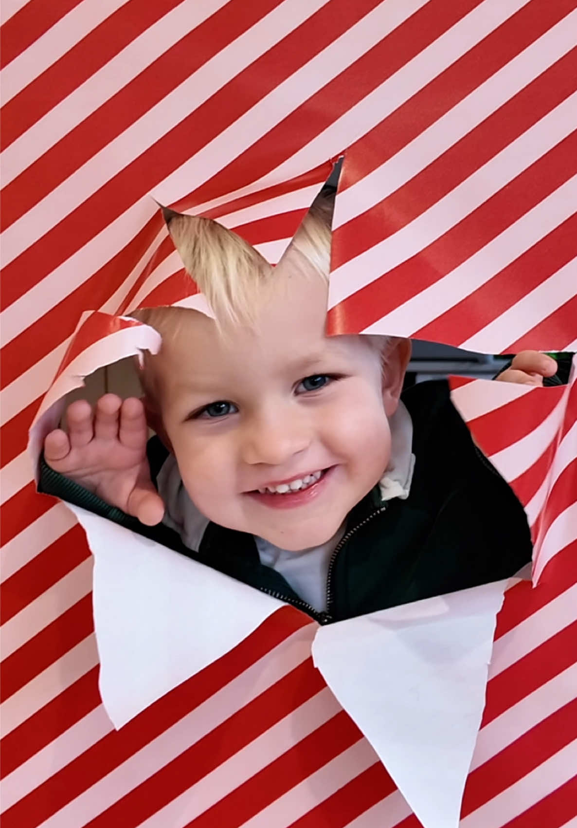 You have to try this! I actually can’t believe how good they turned out ❤️ This was so easy to set up and we even got the dog involved 🐶😂 #christmasphotoshoot #holidayphotos #mum #wrappingpaper #christmasdecor 