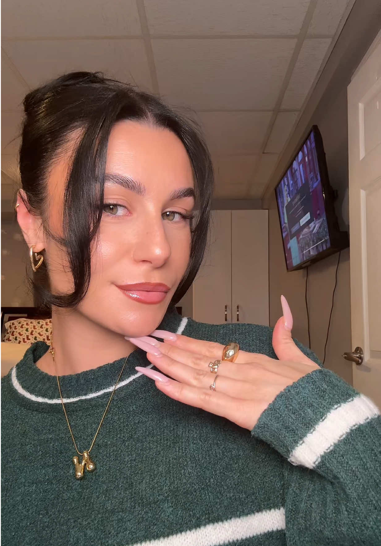 I love a dewy makeup look and a claw clip hairstyle ✨  #dewymakeup #everydaymakeup #clawcliphairstyles #chaneltyla  @wetnwildbeauty @rimmellondon @sephora @essence.cosmetics @innisfreecanada @urban decay @SHEGLAM @NYX Professional Makeup 