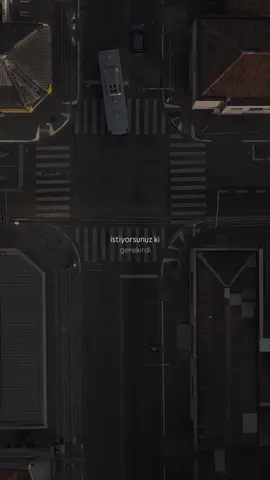 Kimsenin sessizliğini zayıflık sanmayın. Her yüreğin bir sınırı vardır. “İstiyorsunuz ki, her yanlışı görmezden gelelim. Kalbimiz kırılsın, biz yine susalım. Hakkımız çiğnensin, biz gülümseyelim. Anlayalım ama hiç anlaşılmayalım. Sevelim ama karşılığını hiç görmeyelim.” Ama hayat böyle işlemiyor. Ve en önemlisi: hiçbir insan böyle yaşamayı hak etmiyor. Sabrediyoruz, çünkü insanlığımız el vermiyor kırmaya… Göz yumuyoruz, çünkü kalbimiz başkasını incitmek istemiyor… Susuyoruz, çünkü bazen kavga etmeye değil, huzura ihtiyacımız oluyor… Fakat bu; her şeyin mubah olduğu anlamına gelmez. İyi niyetin istismar edildiği yerden geriye sadece yorgunluk kalır. Ve insan, bir noktadan sonra fark eder ki: Karşısındakinin yaptığı yanlış değil, kendisinin verdiği fazla değerdir onu inciten. Bu yüzden bilinsin: Kim insanca davranmıyorsa, insanca bir karşılık bekleyemez. Kim emeği görmüyorsa, emeğe layık değildir. Kim değer kıymeti bilmiyorsa, değeri hak etmez. Artık aklımız daha net, duruşumuz daha sağlam: Herkese iyi oluruz ama hiç kimsenin yanlışlarına mecbur değiliz. Sınırı aşanlara karşı durmak; sertlik değil, kendine saygıdır. Ve bir insan sonunda kendine sahip çıkmayı öğrendiğinde, kimsenin sesi eskisi kadar yüksek gelmez. . . . #anlam#anlamlısözlermlıvideolar #özlüsözler #keşfet #hayat