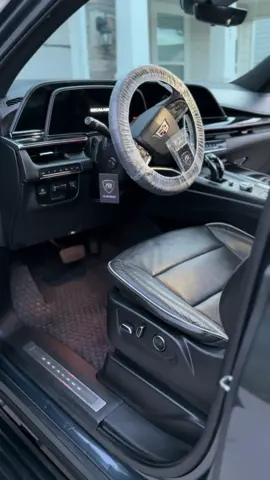 ✨ Deluxe Detailing Cadillac Escalade ✨ Presentamos la transformación completa de esta Escalade, aplicada con nuestro servicio Deluxe Detail. Cuidado profundo del interior, limpieza de superficies, restauración visual y un acabado premium que realza el valor y la presencia del vehículo. Resultados que hablan por sí solos. Calidad, dedicación y detalle en  #CarDetailing #CadillacEscalade #AutoDetailing #BeforeAndAfter #CharlotteNC