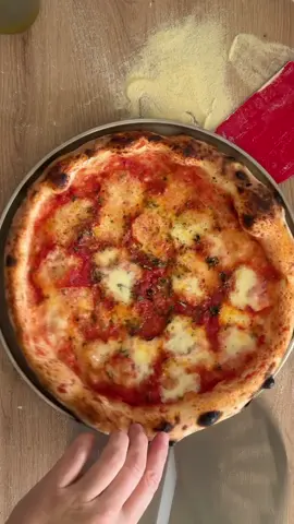 Pizza de larga fermentación con harina común  330 harina normal 190 agua 6 azúcar 6 sal 0,7 g levadura fresca o 0,2 de seca  #Pizza #pizzatime #pizzanapoletana #pizzalover 