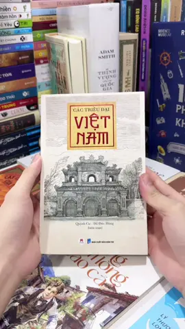 Các Triều Đại Việt Nam – Bức Tranh Kiên Cường Của Một Dân Tộc Chưa Bao Giờ Khuất Phục.Các Triều Đại Việt Nam mở ra hành trình đầy biến động của Việt Nam qua hàng ngàn năm, nơi các triều đại đứng lên xây dựng, bảo vệ và gìn giữ bờ cõi.Tác phẩm không chỉ liệt kê các sự kiện, mà còn khắc họa dòng chảy lịch sử một cách sống động: từ buổi đầu Văn Lang – Âu Lạc, đến những triều đại mở mang đất nước, cho đến thời Lý – Trần rạng rỡ với những chiến công giữ nước vang dội.Cuốn sách được biên soạn rõ ràng, nguồn tư liệu dồi dào và hình ảnh minh họa sinh động, giúp bạn chạm vào lịch sử bằng cảm giác chân thật nhất, để thấy rõ sức mạnh bất khuất đã tạo nên tinh thần dân tộc Việt Nam.Nếu bạn đang tìm một cách tiếp cận lịch sử vừa rõ ràng vừa cuốn hút, thì Các Triều Đại Việt Nam sẽ giúp bạn khám phá lịch sử theo cách gần gũi nhất.#kinhnghiemsong_book #sach #sachhay #booktook #cactrieudaivietnam 
