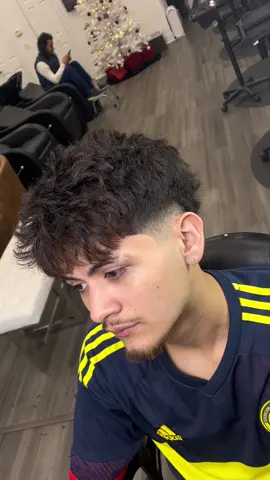 📍Lincoln Park Chicago, book your cut with the link in bio‼️ He needed his STRAIGHT and FLAT HAIR fixed so i covered his FOREHEAD with a MESSY TEXTURED FRINGE and with a BLOWOUT TAPER🔥🤩 I specialize in texturizing flat hair👀✂️ - - - - - #chicagobarber #lincolnparkbarber #lincolnparkchicago #bestchicagobarber  #texturedfringe            