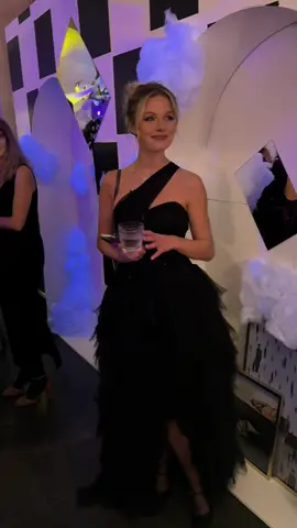 Bal Surréaliste au Musée de la Chasse et de la Nature : Hier soir, le Musée de la Chasse et de la Nature, au cœur du Marais, a accueilli un Bal Surréaliste organisé pour le lancement de NOB, nouvelle application de rencontre dédiée à la noblesse. Les salons de l’hôtel particulier ont offert un cadre élégant où l’inspiration des grands bals du XXᵉ siècle se mêlait à des références au surréalisme. Les invités, habillés en black tie ou en robe longue et parés d’un accessoire surréaliste, ont profité de décors composés de masques, de maquillages travaillés, d’objets détournés et de créations artistiques. La soirée a débuté à 21 h par un cocktail dînatoire, favorisant les premiers échanges dans un environnement tamisé et soigneusement scénographié. L’ouverture du bal à 22 h a lancé la suite de la soirée, rythmée par les DJ sets de Laure Viriot de la Fléchère, Mathias Rouveure et Antoine Lapierre, qui ont animé l’événement jusqu’à 4 h du matin. #balsurrealiste #nob #application #surrealistball 