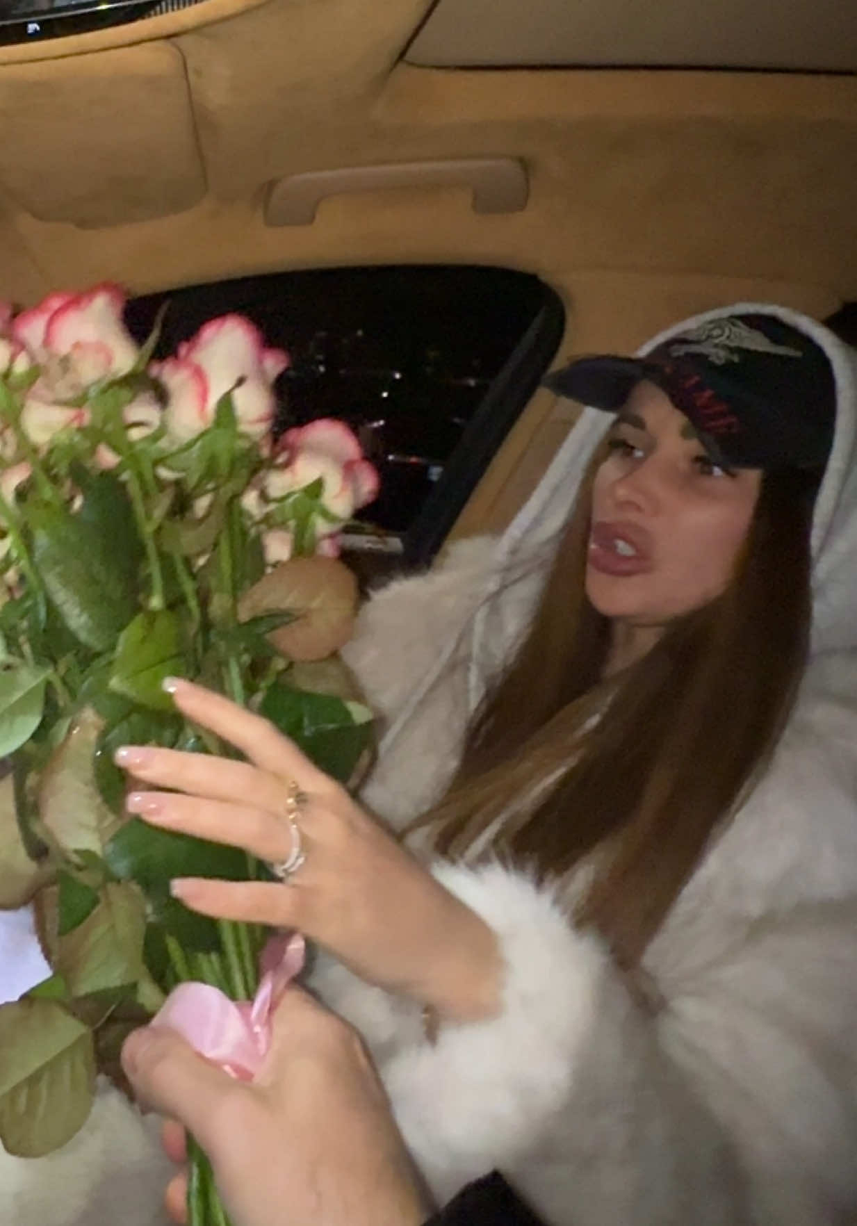 Я устала от маминых тюбиков! Я достойна большего чем 21й розы😭 #прикол #юмор #цветы #девушка #мужчина 