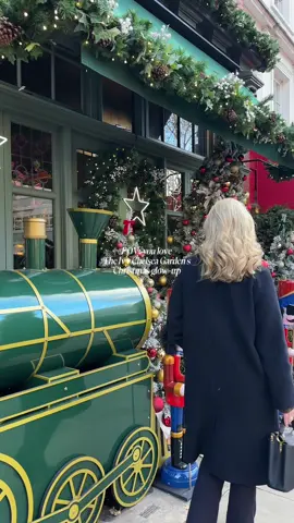 STOP SCROLLING 🎄✨ You need to see The Ivy Chelsea Garden looking this festive… Their Festive Set Menu is now available and includes both delicious classics and Ivy-style twists on your festive faves - including turkey ballotine…and the most delicious Christmas pud 🥄 And their festive drinks? They taste like literal holiday magic 💫 📍 The Ivy Chelsea Garden, 197 King’s Road #londonchristmas #christmaslondon #christmasmenu #londonrestaurants 