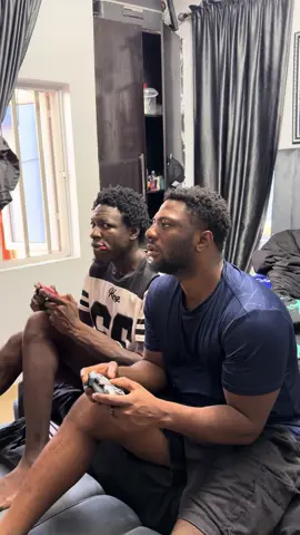 Stingy friend 😂😭 Cc @alhajisuberu @Kayode  #comedianshowboi #kekeretiokere 