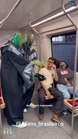 Aliens no metrô 🤣🤣 #brasil #alien #tiktok #viral 
