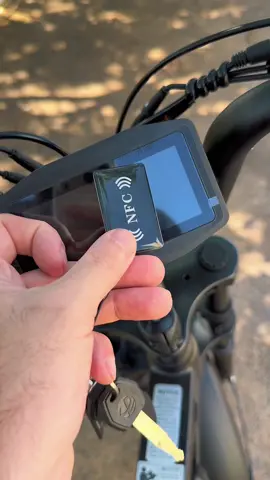 A nova Inow V40 PRO 1000W chegou com painel novo, NFC, alarme, trava da roda e uma bateria de 48V 15.6Ah que surpreende! ⚡🚀 Se você procura uma bike elétrica forte, segura e completa pra cidade, essa aqui tá entre as melhores hoje. Quer ver o review completo? Tá na bio    🔍coloca este código no buscador de Mercado Livre: INOLEO-HFA5 #tecnologia #inovacao #gadgets #mobilidadeurbana 