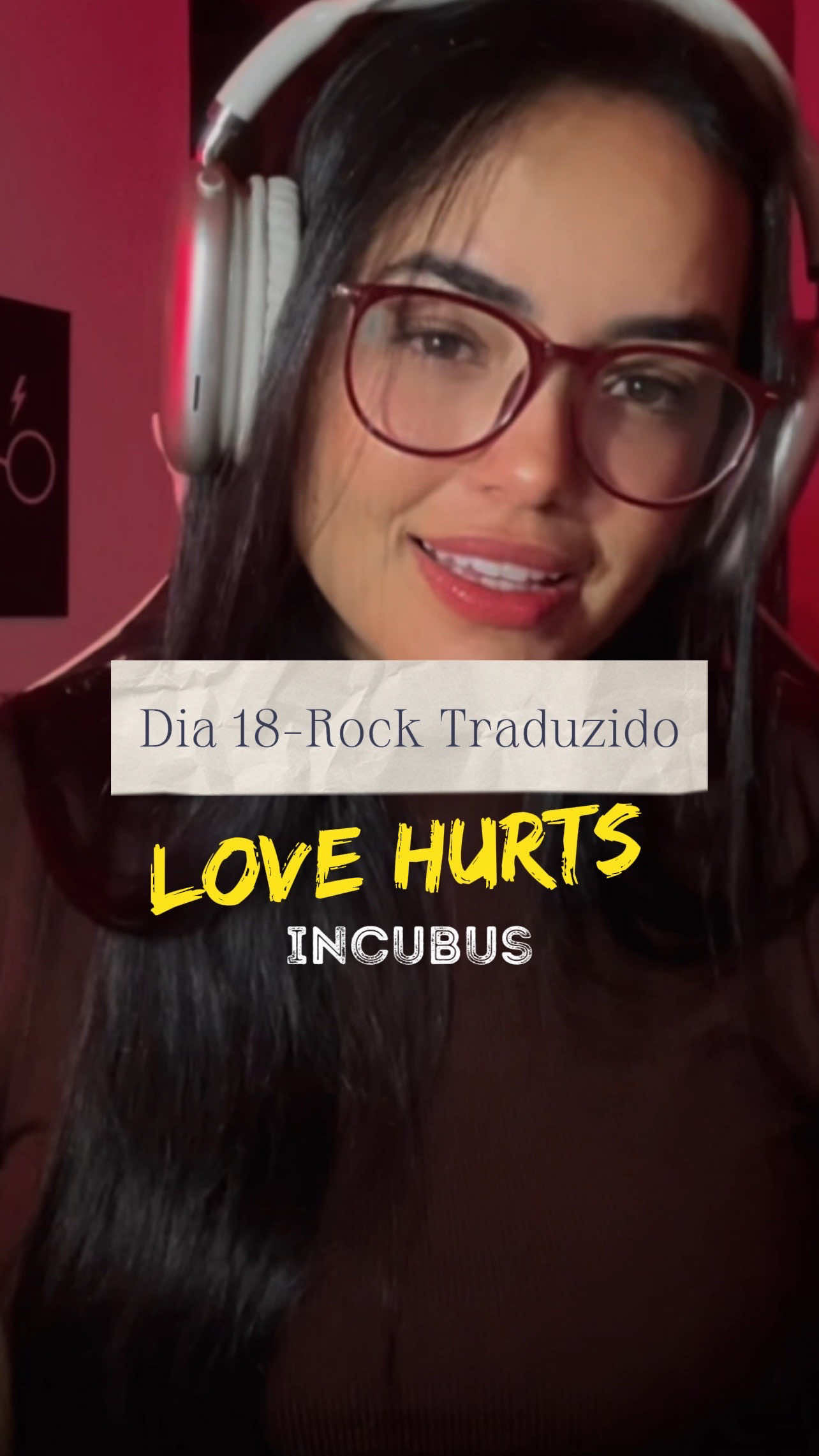 🎸 Dia 18 – “Love Hurts” • Incubus “Love Hurts”, da banda Incubus, fala sobre como a dor do amor é inevitável — mas, às vezes, necessária. No refrão “Love hurts but sometimes it’s a good hurt / And it feels like I’m alive”, a ideia é clara: o amor machuca, mas às vezes é uma dor boa e ela me faz sentir que eu estou vivo, conectado com emoções profundas. A música também traz uma nostalgia pela juventude e pela pureza dos sentimentos, com aquele desejo de manter a sinceridade e a intensidade que tínhamos quando éramos mais jovens, mesmo diante das desilusões que vêm com a vida adulta. E tem um detalhe curioso: quando aparece a expressão “As common as a cold day in LA”, literalmente significa “tão comum quanto um dia frio em Los Angeles”. Mas aí entra a ironia — dias frios (extremos) por lá não são tão comuns. Ou seja, a frase reforça de forma inteligente que encontrar um amor verdadeiro se tornou algo raro. Pessoalmente, essa música traduz muito o meu estado de espírito em relação ao amor. Mesmo sem ter tido muito sucesso nessa área, eu ainda vejo o amor como algo lindo. Ele pode machucar, pode doer, mas continua sendo uma das coisas mais bonitas do mundo. 💛 ✨ Porque, no fim, amar pode doer… mas é essa dor que me lembra que eu ainda estou viva. #lovehurts #incubus #lypsync #tradução #fy 