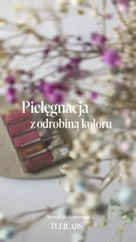 Macie już swój ulubiony odcień produktu do ust na co dzień? 💖 Oto moje nowe odkrycie – błyszczyki i pomadki @tuli.labs, które łączą pielęgnację i intensywny kolor! 💋 💄 Lip Oil SPF 50 – ochrona i blask w jednym: Kiss My Pink – subtelny róż, który rozświetli każdą cerę. Dubai Chocolate – ciepły brąz na co dzień. Lovely Girl – różowy połysk, idealny na każdą okazję. 💋 Płynna pomadka z kolagenem SPF 30 – doskonała pigmentacja i długotrwały efekt: 20 Nude Mauve – klasyczny, elegancki odcień nude. 26 Forever Pink – odcień, który doda życia Twoim ustom. Te produkty mają świetny pigment i wygodne aplikatory, które sprawiają, że aplikacja jest szybka i komfortowa. 😍 Sprawdź, jak wyglądają na żywo - na końcu rolki czekają na Was swatche! ✨ _______________ Kosmetyki do makijażu. Make-up. Produkty do ust. Pomadka. Błyszczyk. Nowości.  #tulilabs  #Makeup #GlowMakeup #BeautyInspo #Makijażust #BeautyReel #błyszczyk   #beautytips #makeuppl  #beautyhacks #musthave #kosmetykidomakijażu #makeupaddict #beautygirl  #makijaż #makijaz  #nowościkosmetyczne #nowoscikosmetyczne  #beautywithcare #glowandprotect #LipCare  #Pielęgnacja 
