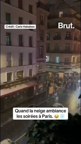 Quand la neige ambiance les soirées à Paris. 😂 ❄️ Des images filmées dans la nuit de samedi à dimanche durant le bref épisode neigeux à Paris par @Carla 