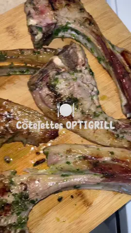 Ce midi, c’était côtelettes au Tefal OptiGrill 🔥 J’ai commencé par préparer l’accompagnement : haricots verts + les restes des patates de ma recette de poulet d’hier. Je les ai mis en maintien au chaud dans mon micro-ondes. Ensuite, pour les côtelettes : j’ai fait une petite marinade beurre + persil, j’ai bien badigeonné chaque côtelette, puis j’ai lancé le programme viande. J’ai choisi une cuisson à point et la cuisson est vraiment parfaite 🤤 Repas simple, rapide et super bon ! Vous faites comment vos côtelettes, vous ? #viande #cuisson #tefal #cuisine #pourtoi @Tefal France 