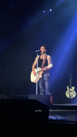 Çalmışım bi ara kalbini  Yerine koymuşum hiç dokunmadan @Emir Can İğrek #EmirCanİğrek #konser #aylak 