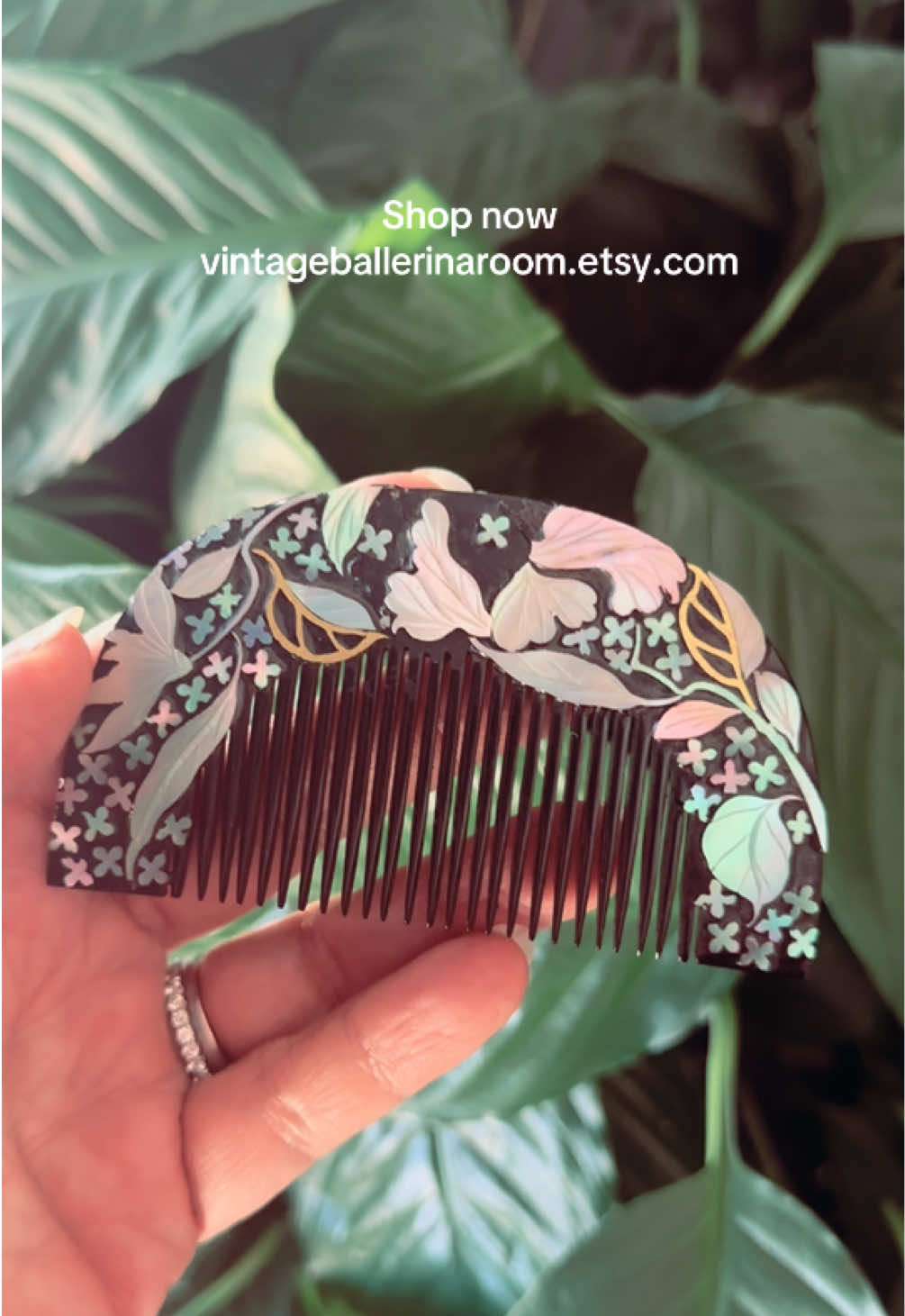 Vintage decorative hair comb from Japan made of lacquered wood and mother of pearl inlays. Beautiful for your updo! Go to this link to purchase⬇️ https://vintageballerinaroom.etsy.com/listing/4407441719 #updohairstyle #haircomb #japanesefashion #vintagefashion #hairjewelry 