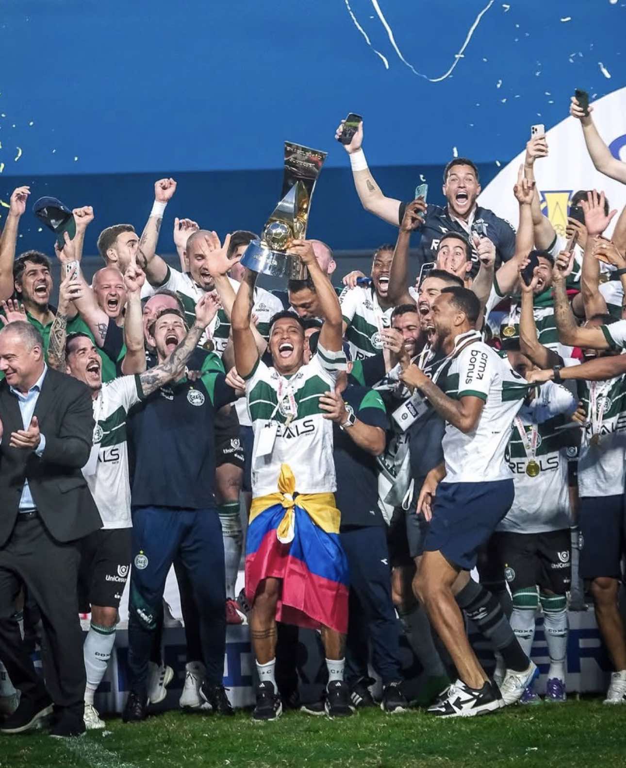 🏆⚽🅱️🟢 No estádio Carlos Zamith, o Coritiba levanta a taça do tricampeonato da Série B do Brasileirão! #SérieB2025  #Coritiba #AmazonasFC 