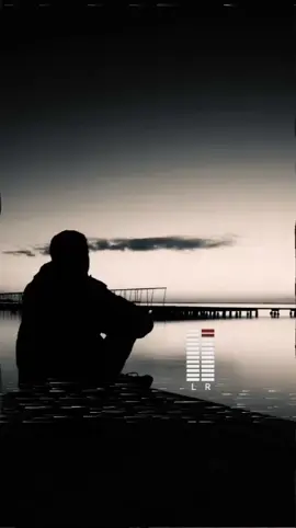 عالم` رايحه` وعالم` جايه` وعالم` تايهه` في وسط` السوق 🥀💔      .                                             .                                              .                                              .                                               طارق الشيخ 🤍🎵