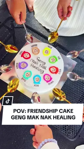 Geng Mak Nak Healing pula after anak selesai exam & prepare mental fizikal untuk exam bulan 12 ni pulak🥰 Saat paling ditunggu cedok² muka sendiri atas kek. Macam² ragam tapi moment kebersamaan ni yang akan dikenang nanti❤️ #fyppppppppppppppppppppppp  #newaffiliate #johor #gengjiran #friendshipcake 