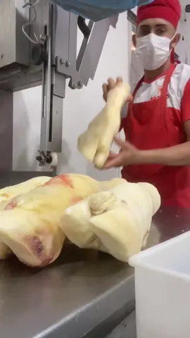 Um pouco do trabalho no açougue serrando mocotó #mocoto #acougue 