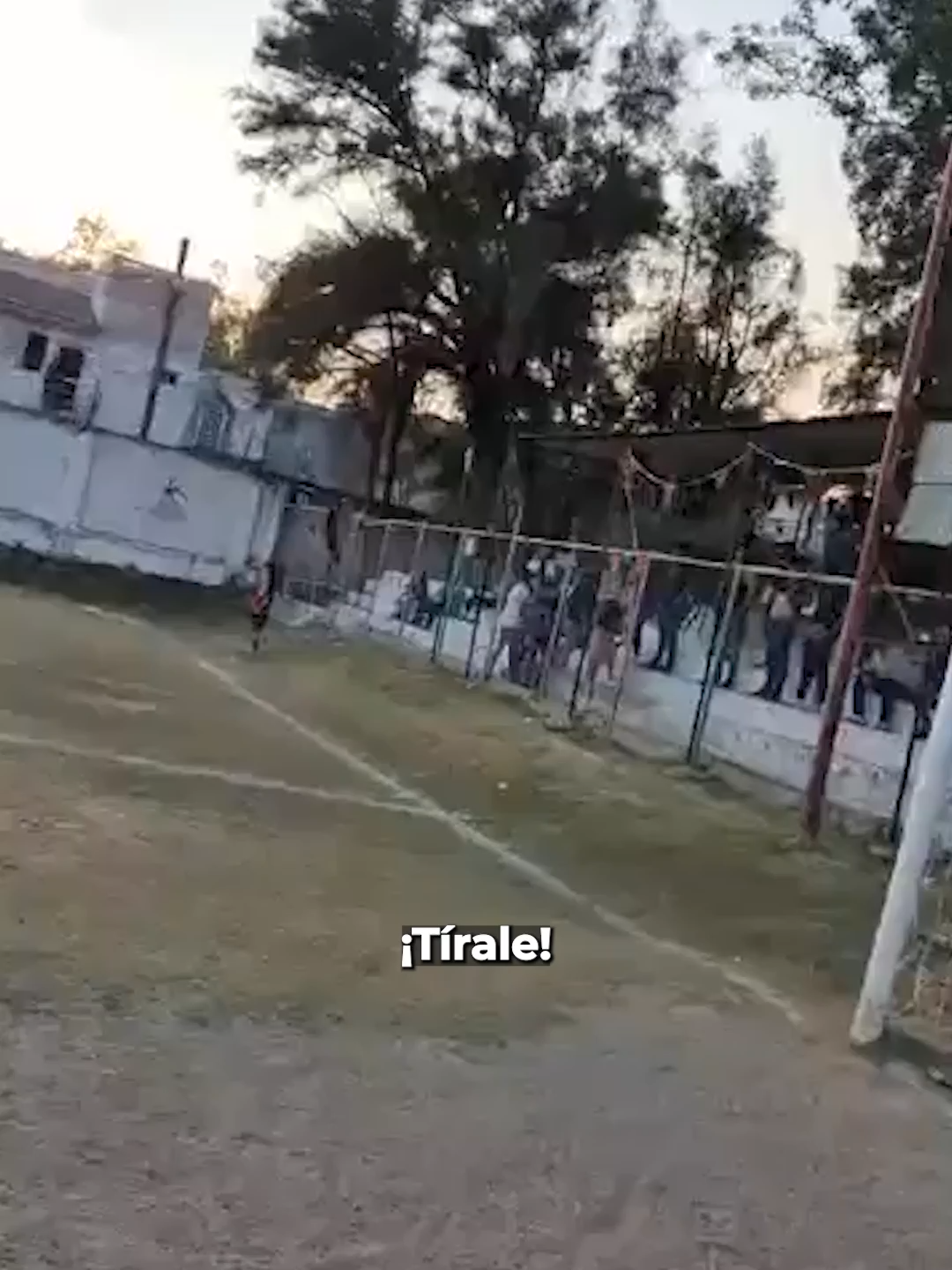 Un partido de futbol celebrado el sábado en la Liga de El Salto, Jalisco, estuvo cerca de terminar en tragedia luego de que al final del mismo hubo agresiones y uno de los jugadores sacó una pistola e intentó disparar contra sus rivales. #Latinus #InformaciónParaTi