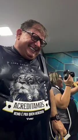 FESTA DO ACESSO SEM CONTROLE! 🎉🔥⚽ A comemoração pelo retorno do Leão à Série A foi histórica e sem limites, e até o técnico Guto Ferreira acabou sendo surpreendido durante a entrevista pós-jogo. Um dia que eu tenho certeza que os torcedores não vão esquecer… 💙🤍 📷: @clubedoremo #BrasileiraoNoSportv #SerieB #Remo #GutoFerreira #FutebolBrasileiro