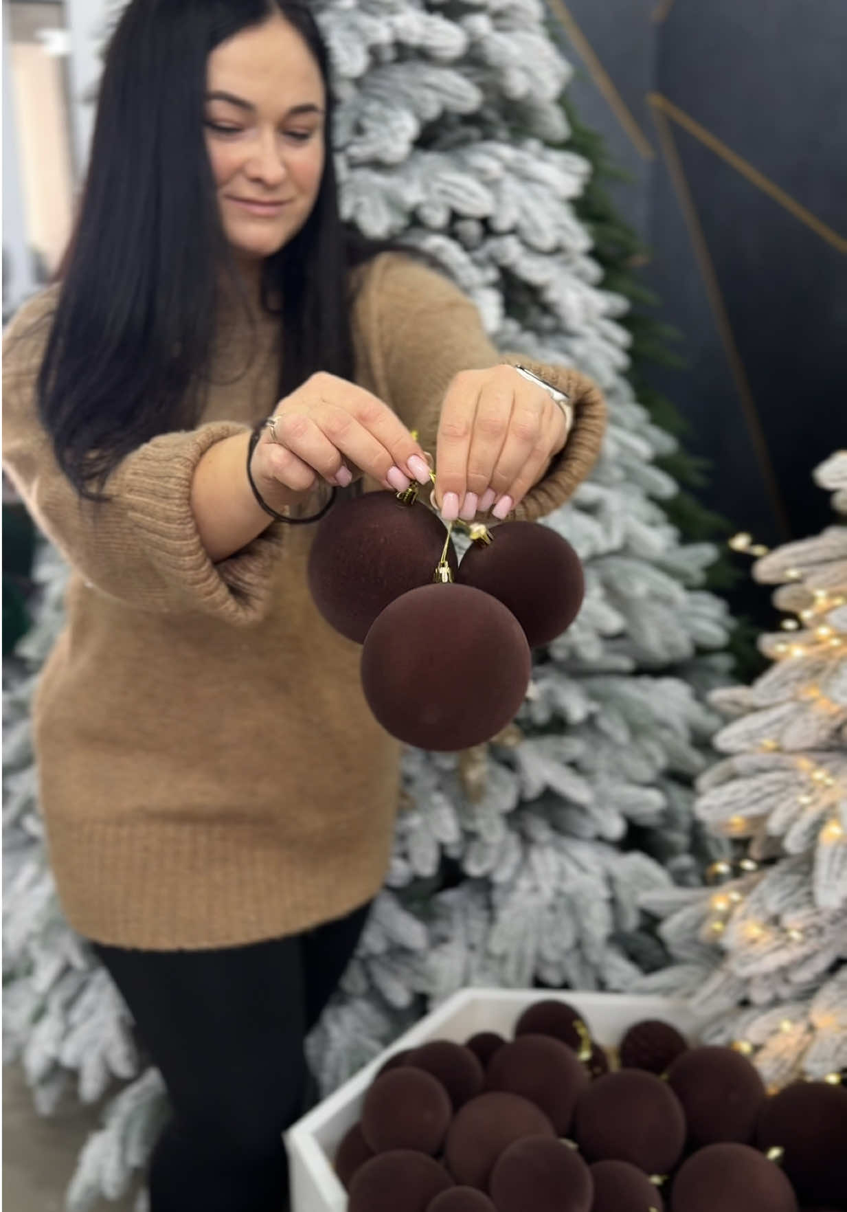 Розкішні 🔥 Новинка 2025/2026р Набір велюрових куль  В темному коричневому кольорі 🤎 Вони ШИКАРНІ👏🏻 Неймовірно стильні 😍 Набір складається з 24 тільки великих куль ✔️ 10см,8см,6см. Лімітована колекція ❌ Отримали обмежену кількість ❌ Замовити можна написавши нам в дірект♥️ #кулі#ялинковікулі#коричневікулі#велюровікулі#