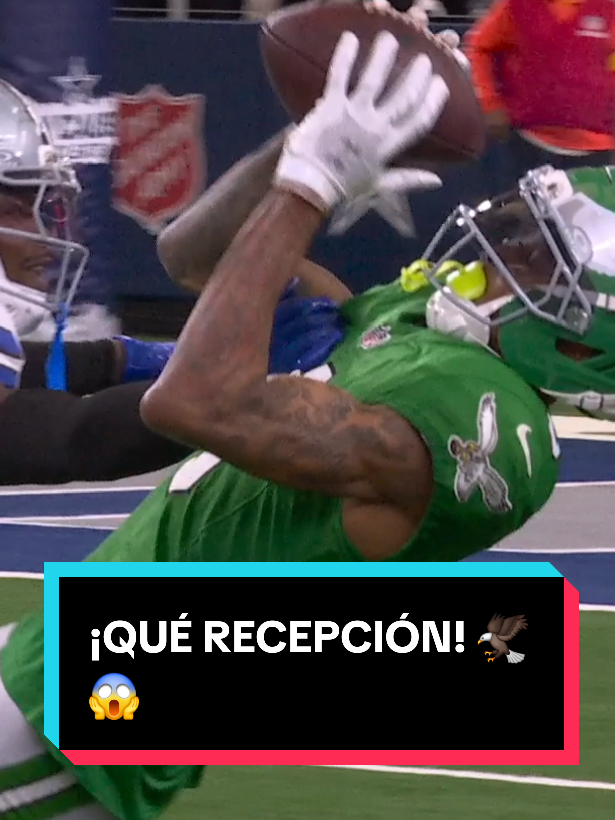 ENORME RECEPCIÓN DE DEVONTA SMITH 🦅🤩 #MundoNFL | #FlyEaglesFly #Eagles #NFL