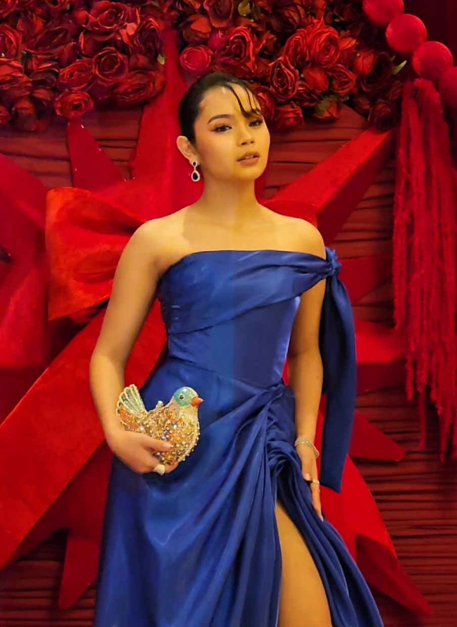 #KoletteMadelo wowed on the #StarMagicalChristmas2025 red carpet, looking stunning in her blue gown with a thigh-high slit by Teena Sabrina Tan-Yap and Studio Ceremonie. When we say sexy and classy, this is it! 