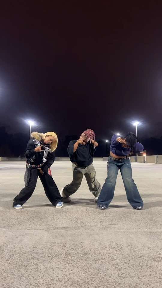 bringing this back woohooo (jeans from @aelfriceden_official) #fyp #dance #district_soul 