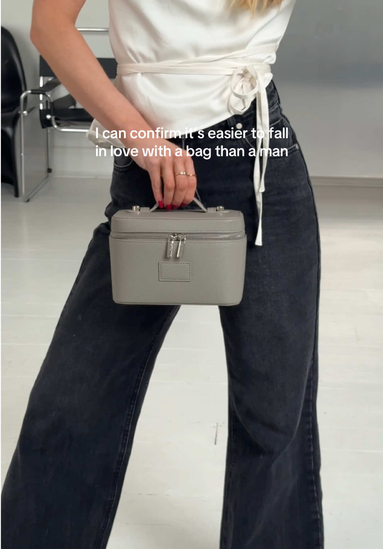 You’ll never be disappointed with our Pebble mini vanity case 😌 #etoile #vanitycase #makeuporganization #travelmakeupbag #travelhack 