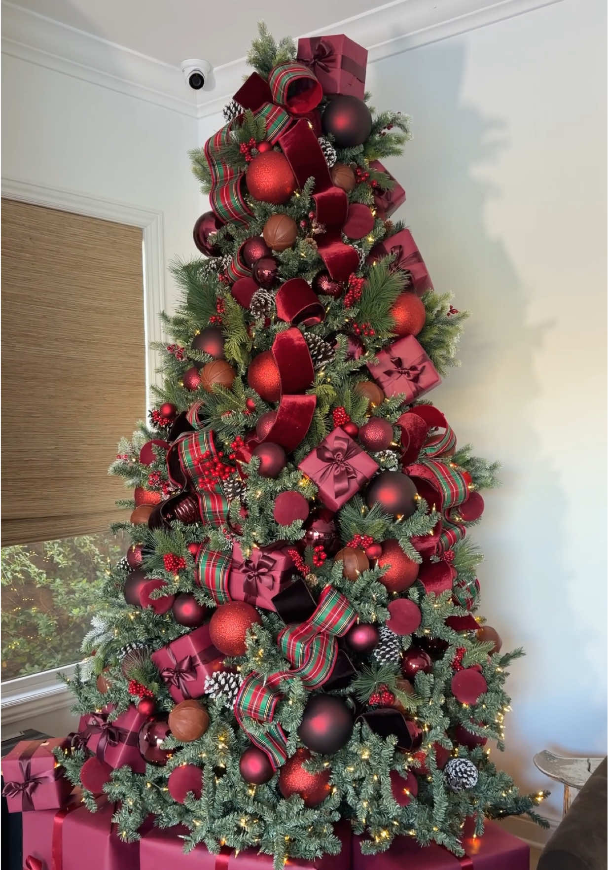 I’m going to give you a few tips to help you decorate your Christmas tree. This years theme for my tree is burgundy🥰….I don’t know if you can tell lol #christmastree #christmas #christmasdecor #homedecor 