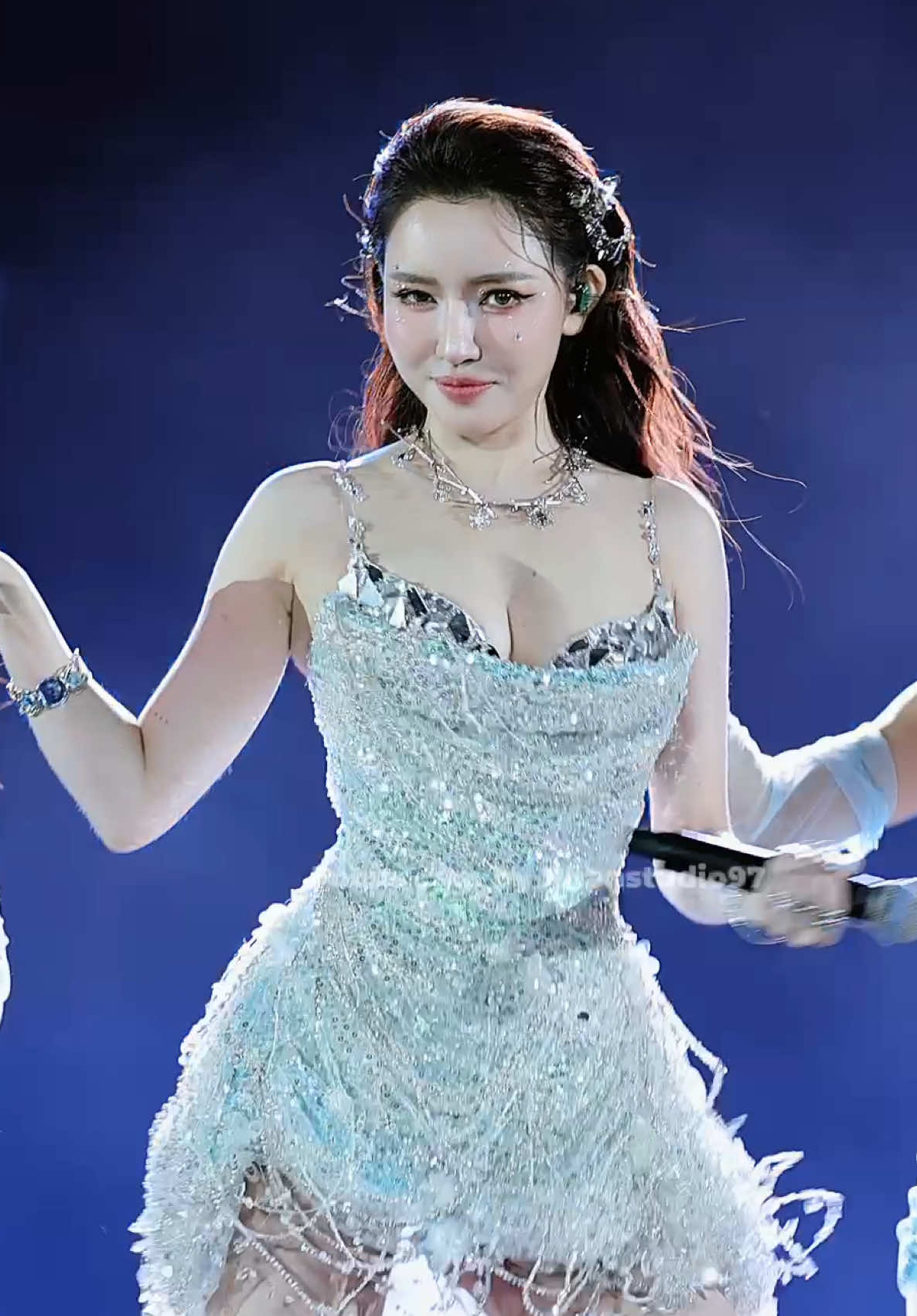 Chị Bích Phương ơi, chị cứ vầy là ôi thôi chếc, lắc cái nào em ngã cái đó, lúc đi hết mình ... lúc về hết buồn #bichphuong #nhanstudio @Bích Phương 