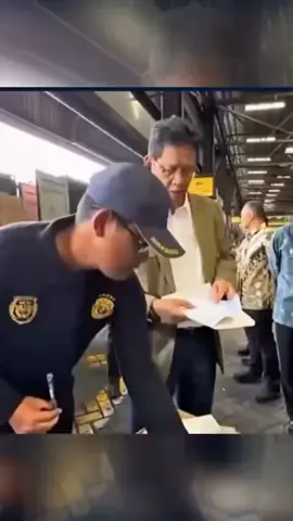 PANTASAN INDONESIA GAK PERNAH MAJU DAN SEJAHTERA PEREKONOMIANNYA, RAKYAT SEMAKIN MISKIN, TERNYATA OH TERNYATA, TIKUS TIKUS BERDASI RAKUS‼️‼️‼️ *Sidak Purbaya,kedapatan barang yg harganya 50 juta,diinput harga 100 ribu,biar bayar pajak nya murah* 😱 *80 TAHUN INDONESIA MENANGIS* ⛔80 Tahun Bea Cukai Tidur ⛔80 Tahun Bea Cukai Tidak Kerja ⛔80 Tahun Bea Cukai Korupsi, Kolusi dan Nepotisme Sama Importir dan Exportir. ⛔80 Tahun Kejahatan Terbesar Ada Di Setiap Pelabuhan dan BANDARA CARGO ⛔80 Tahun Negara Di Rugikan Lebih Dari Rp. 80.000 Trilyun... ⛔80 Tahun  Perampok Di Pelihara Kementrian Keuangan. ⛔80 Tahun Indonesia Dikelola Para Bajingan. ⛔80 Tahun PENGUSAHA PENGUSAHA KAYA RAYA Karena Merampok Hak Negara dan Hak Rakyat. ⛔80 Tahun Rakyat Diberi UMR dan Upah Murah.. ⛔80 Tahun Buruh Menderita, Pengusaha Kaya Raya ⛔80 Tahun Bea Cukai Menjadi Alat Memperkaya Oligarki. ⛔80 Tahun Bea Cukai Memasukan Barang Barang Haram  dan Ilegal Ke Indonesia. *REVOLUSI TOTAL BEA CUKAI ‼️