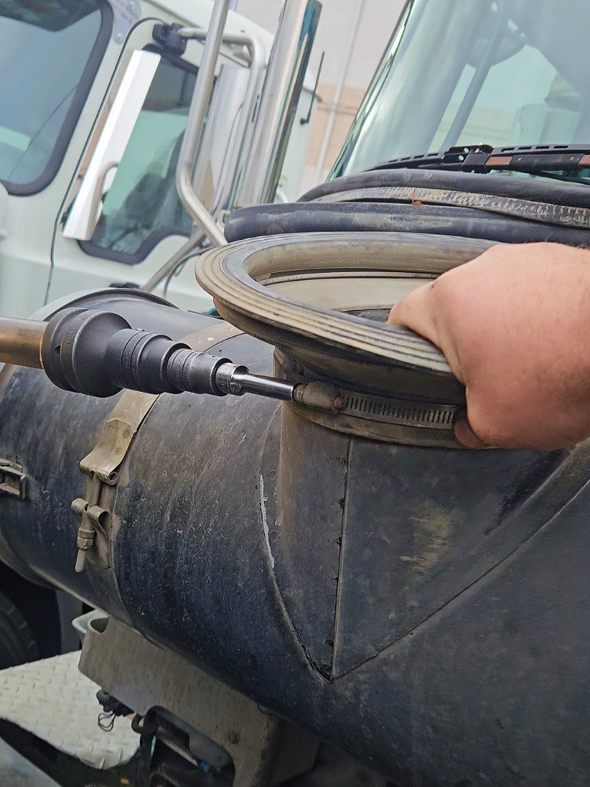 Testing the full capacity of the 1'' milwaukee impact gun #mack #volvo #dieselmechanicsoftiktok 