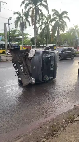 Informasi laka di jalan A. Yani km 13 (muka cakra) Senin pagi,  24 November 2025 Harap berhati² karena jalan basah dan licin  #kecelakaan #banjarmasin #habar_urangbanua #fyp #gambut 