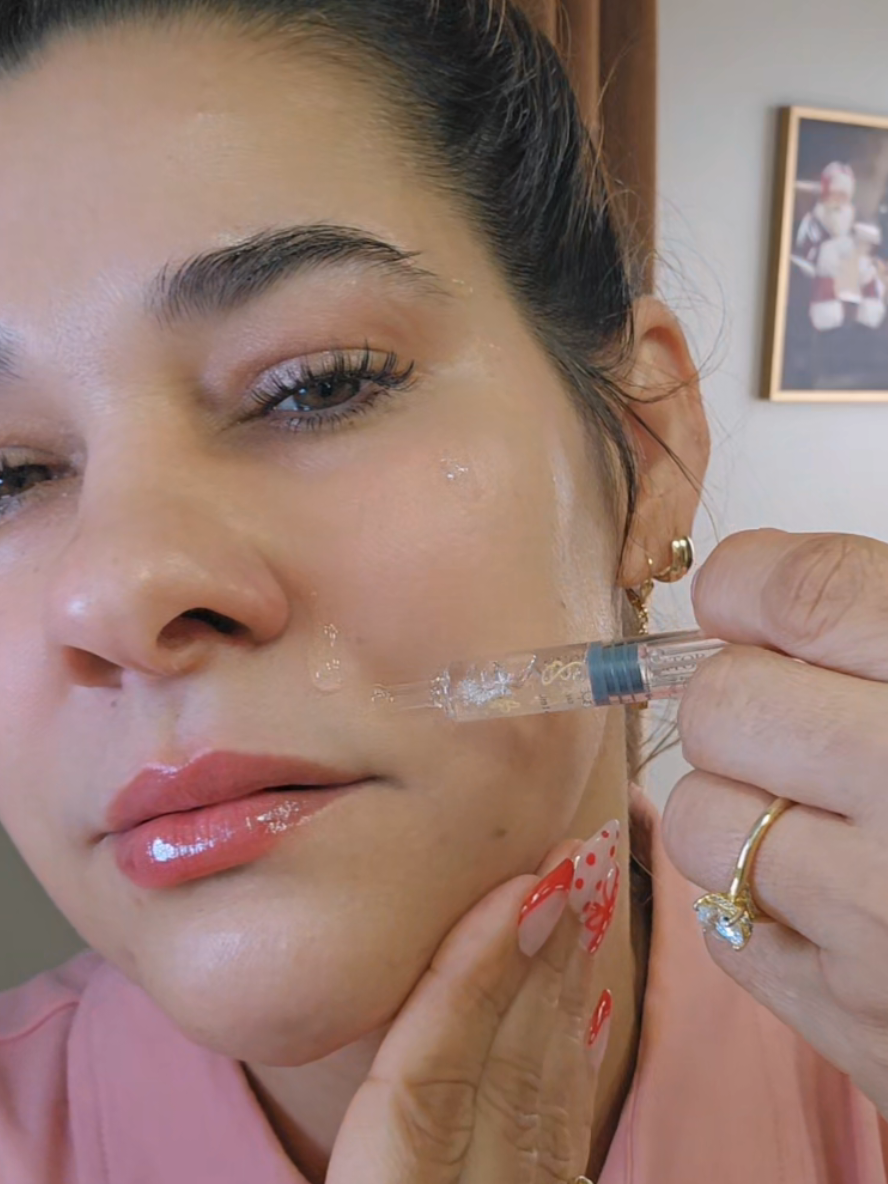 El sérum Sungboon con SH-polipéptido-62 activa la regeneración celular mientras logra un efecto lifting inmediato. Fórmula coreana de alta pureza que potencia la luminosidad y reduce la apariencia de arrugas. @SUNGBOON EDITOR #serums #skinserum #TikTokShopCreatorPicks #tiktokshopblackfriday #BFCM 