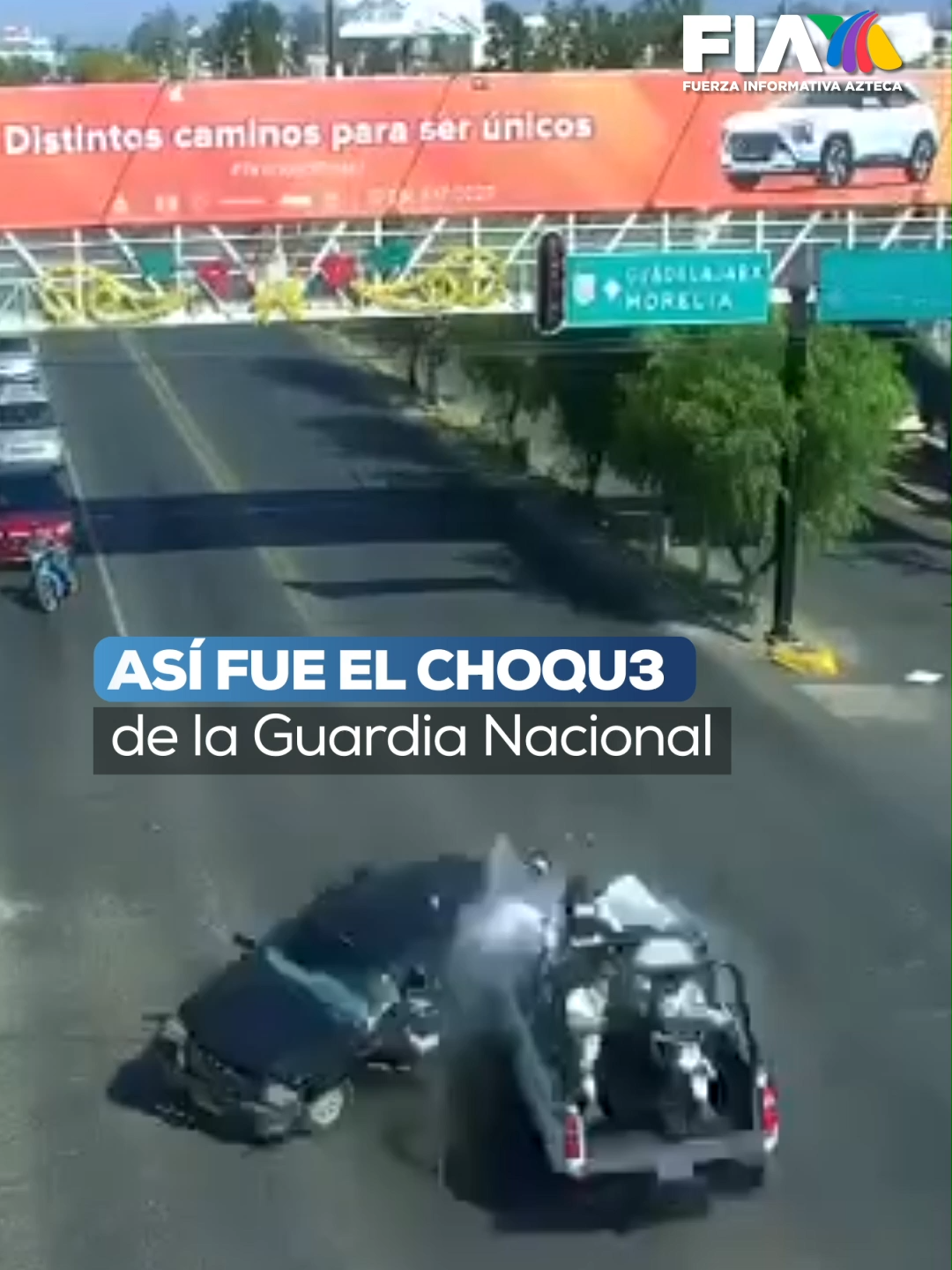 Así fue el momento exacto del accidente que involucró a una patrulla de la GN Ocurrió un fuerte accidente múltiple en Zamora, Michoacán, a la altura del puente Palo Alto sobre la avenida Madero Norte. El choque involucró varios vehículos, entre ellos una patrulla de la Guardia Nacional , una camioneta de la Guardia Civil, una unidad particular, una bicicleta y una motocicleta. Reportes preliminares indican que hay 3 personas sin vida. Elementos de emergencia y la Fiscalía Regional de Zamora arribaron a la zona para esclarecer el accidente y atender a los heridos. #AztecaNoticias #Noticias #viraltiktok #accidente #Michoacán #GN
