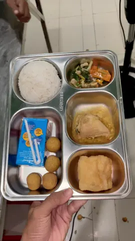 Menu hari ini tanggal 24 November di SPPG AL ANWAR 2 “ Nasi Tongseng Ayam, Capcay, Tahu goreng, Susu dan Kelengkeng “🍱 Selamat menikmati hari ini adik adik☺️ #mbg #sppg #makanbergizigratis #bgn #fyp 