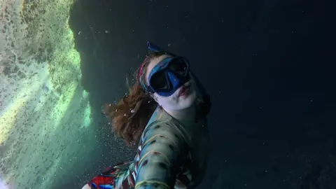 Take a dive with me ☺️ #duckweed #underwater #dive #freedive #freedivegirl 