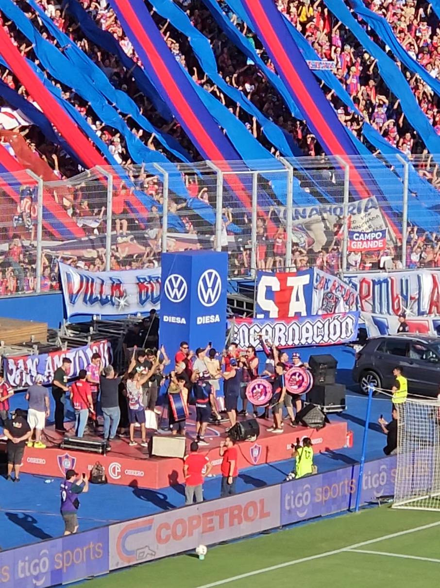 Suena el #Monchi #papa en la Nueva Olla, #Cerro vs #Libertad  #futbol 