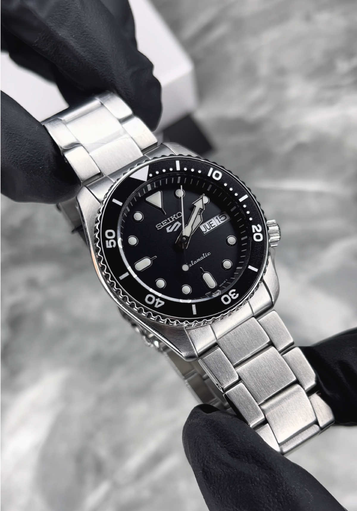 “Elegancia automática en el Seiko 5 Sports SRPK29K1 combina bisel giratorio, 100 m de resistencia al agua y un acabado en acero que brilla. ¿Será este tu próximo reloj diario? 👀 #relojes #seiko #peru🇵🇪 #outfit #fyp 